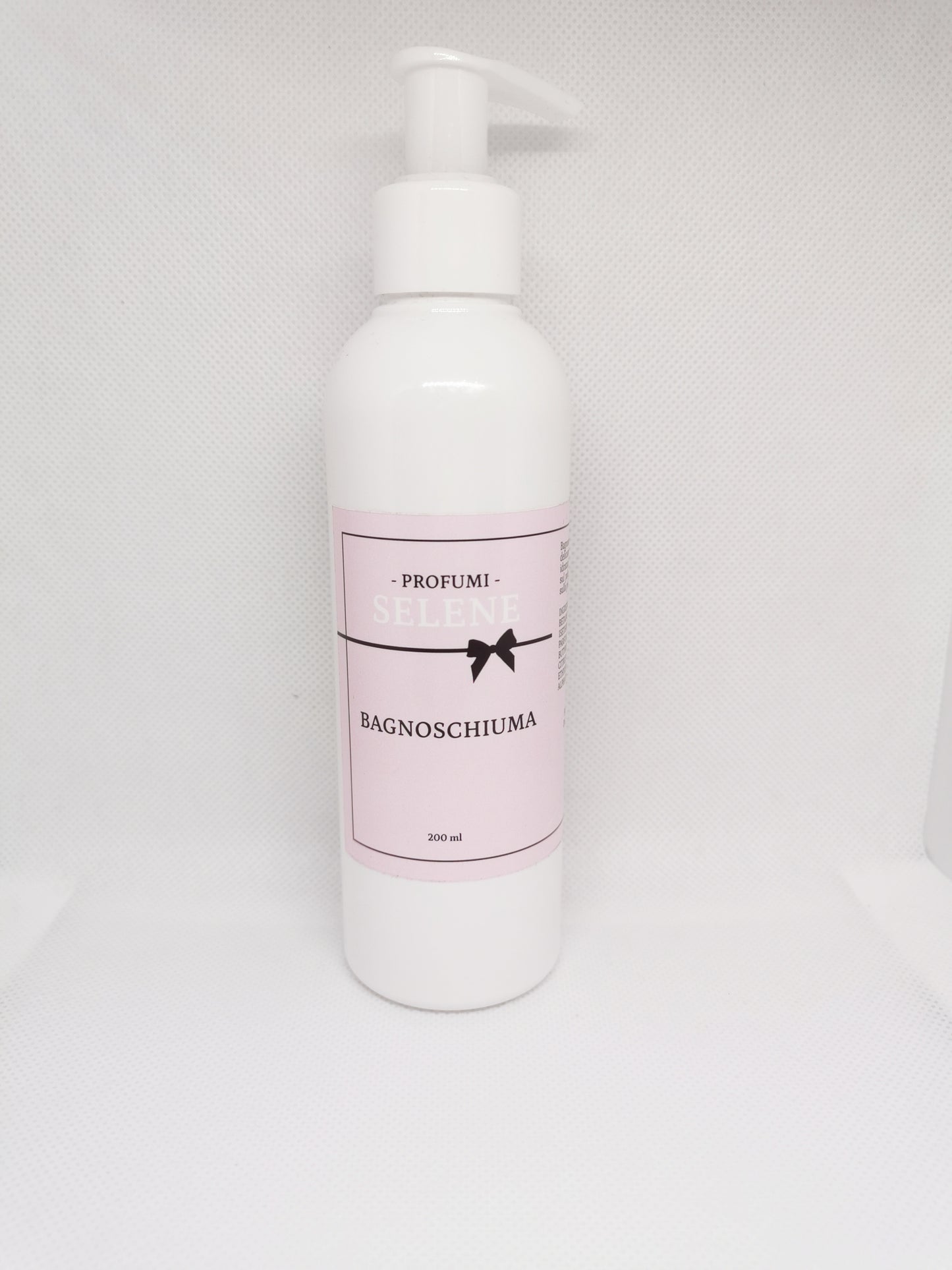 Bagnoschiuma liquido e cremoso. Detergere delicatamente la pelle lasciandola morbida irata e profumata.